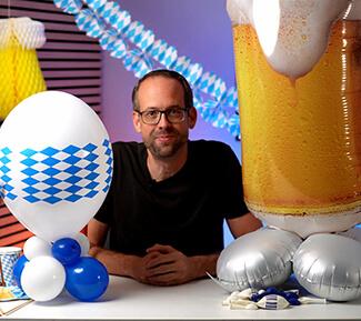 Stefan von Ballonversand zeigt selbstgemachte Oktoberfestdeko und den aktuellen Ballonversand Bierballon.