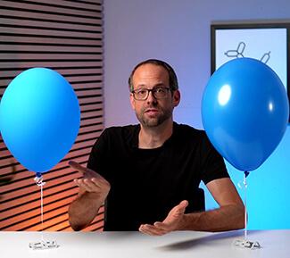 Stefan von Ballonversand zeigt zwei Ballons, einen verblassten und einen frisch aufgeblasenen