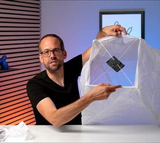 Stefan von Ballonversand hält eine Himmelslaterne in die Höhe