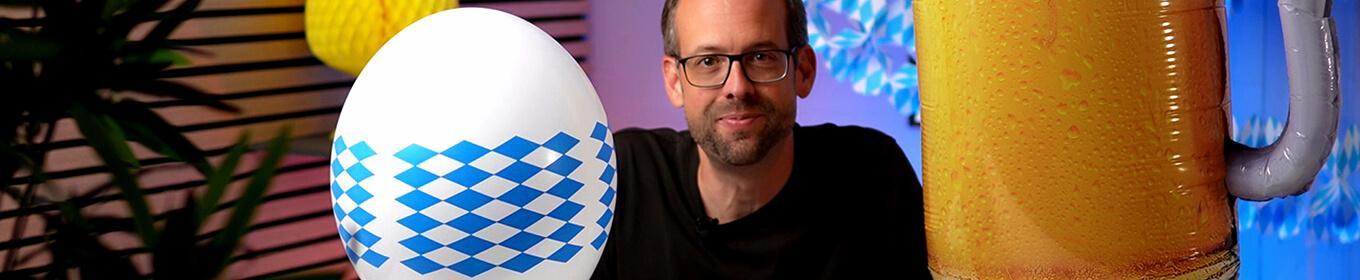 Stefan von Ballonversand zeigt selbstgemachte Oktoberfestdeko und den aktuellen Ballonversand Bierballon.