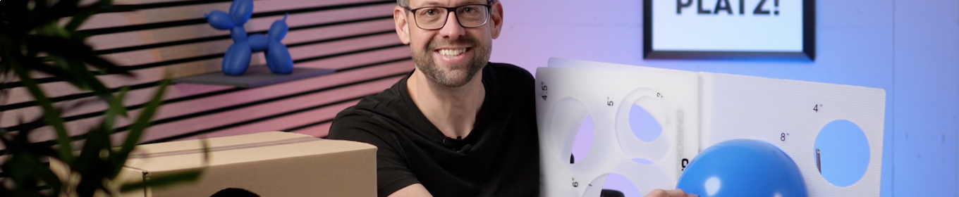 Stefan von bonacker ballonversand zeigt Ballon Grössenmesser