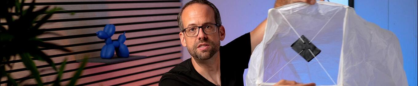 Stefan von Ballonversand hält eine Himmelslaterne in die Höhe