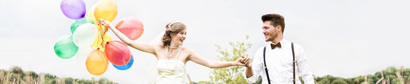 Braut, Braeutigam, bunte Luftballons