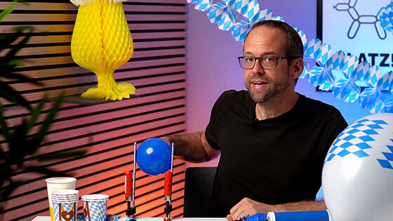 Stefan zeigt, wie man Ballone mit zwei Schraubzwingen in eine einheitliche Grösse bringt.