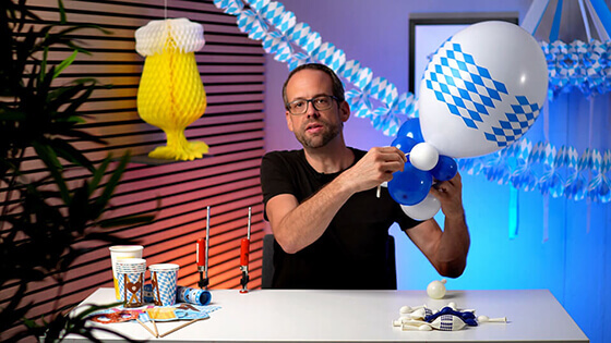 Stefan von Ballonversand, zeigt im dritten Schritt, wie man den grossen Hauptballon in den selbstgemachten Standfuss anknüpft.