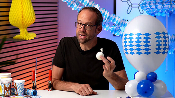 Stefan hat noch den Extratipp: Ein kleiner Wasserballon in den Fuss geknüpft, sorgt dafür, dass die Deko nicht gleich bei einem Luftzug umfällt.