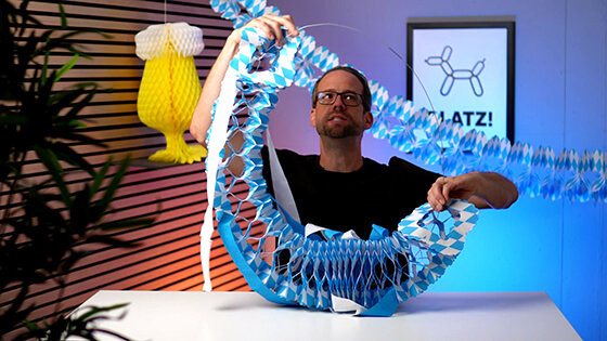 Stefan von bonacker ballonversand verteilt die Girlande gleichmässig über den Draht.