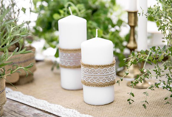 weisse Kerzen mit Juteband