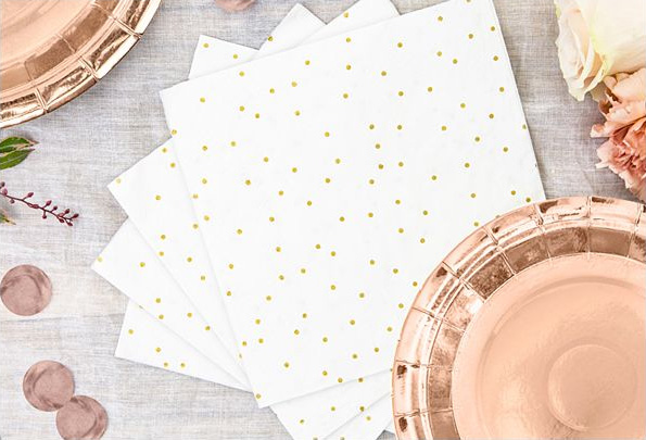weisse Servietten mit goldenen Punkten
