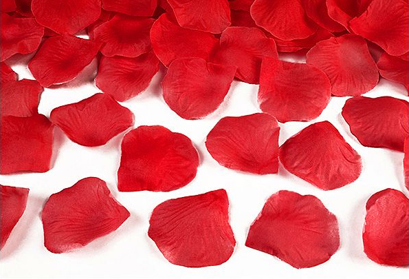 Rote künstliche Rosenblätter